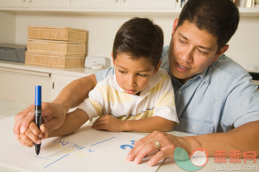 人,休闲装,桌子,教育,室内_118464930_Hispanic Father & son_创意图片_Getty Images China