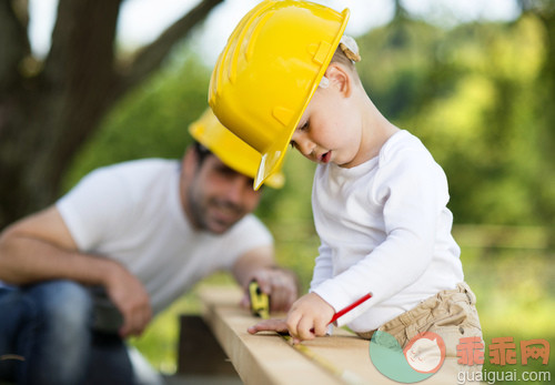 人,房屋,建造,可爱的,家庭_gic16945881_Father and son_创意图片_Getty Images China