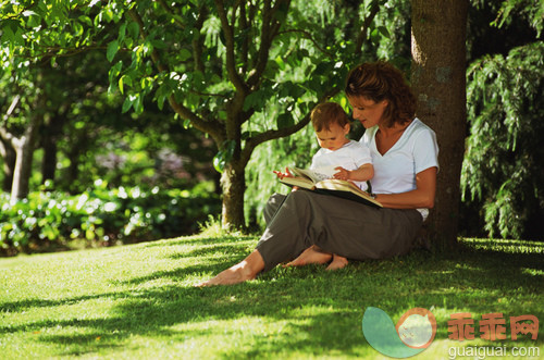 人,户外,30岁到34岁,快乐,棕色头发_gic18533302_Mother reading to child under tree_创意图片_Getty Images China