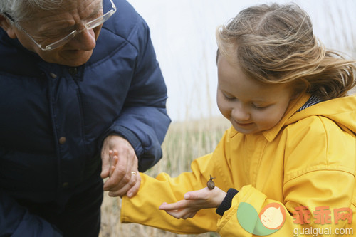 人,户外,65到69岁,金色头发,白人_gic18512625_Grandfather and granddaughter with snail_创意图片_Getty Images China