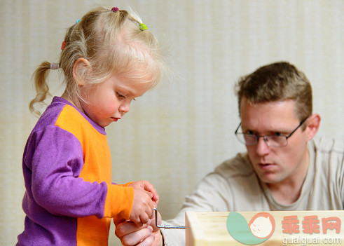 人,家具,生活方式,金色头发,白人_557104155_A father shows his daughter how to use a hex key_创意图片_Getty Images China