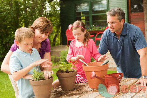 人,教育,生活方式,户外,房屋_gic17700671_Happy Family Gardening Together Hz_创意图片_Getty Images China