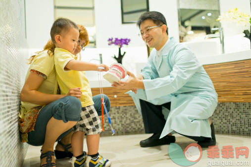 人,休闲装,镜子,靴子,凉鞋_158446384_Dentist teches child about dental care_创意图片_Getty Images China