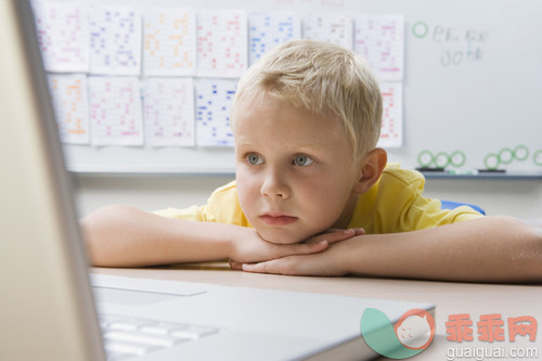 人,计算机设备,教育,室内,计算机部件_gic18541683_Schoolboy Using a Laptop_创意图片_Getty Images China