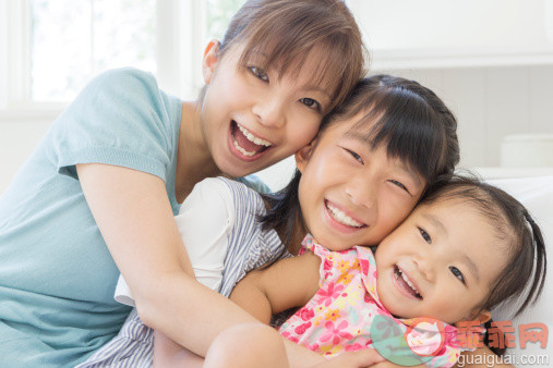 人,休闲装,室内,住宅房间,30岁到34岁_511589151_Mother Hugging Her Children_创意图片_Getty Images China