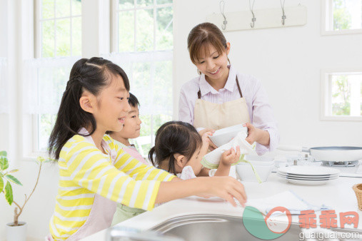 厨房,人,休闲装,水槽,餐具_511589051_Mother And Children Cleaning Utensils_创意图片_Getty Images China