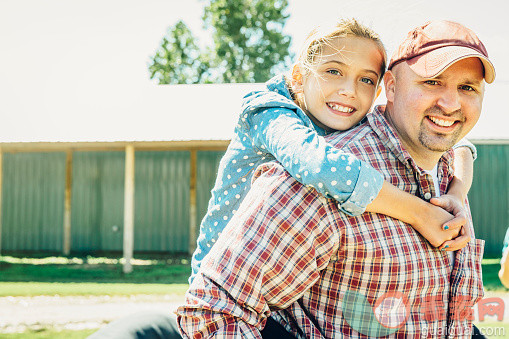 人,自然,户外,35岁到39岁,快乐_554371607_Caucasian father carrying daughter piggyback on farm_创意图片_Getty Images China