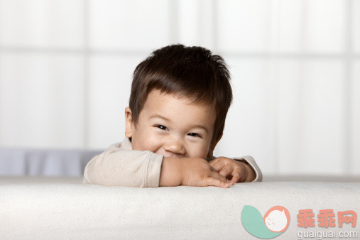 人,12到17个月,室内,快乐,笑_131575225_Grinning mixed race boy_创意图片_Getty Images China