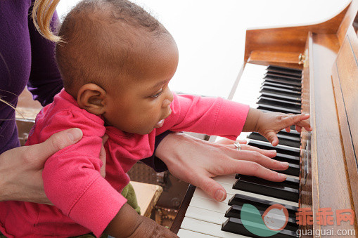 人,乐器,快乐,金色头发,手_539233475_mother, adopted baby african descent multi-ethnic daughter playing piano_创意图片_Getty Images China