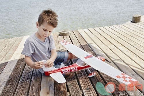 飞行器,飞机,白人,栈桥码头,湖_gic14794598_Boy playing with toy airplane on jetty by lake_创意图片_Getty Images China