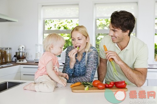 12到23个月,25岁到29岁,30岁到34岁,咬,金色头发_gic14767442_Parents with daughter (12-23 months) in kitchen_创意图片_Getty Images China