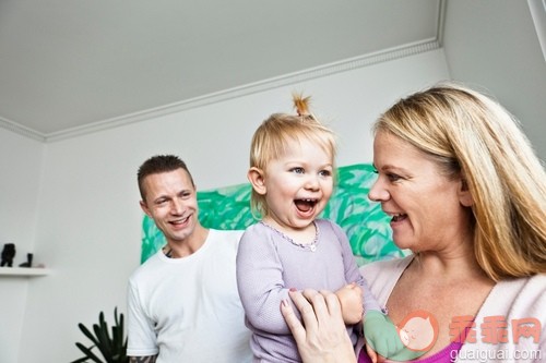 12到23个月,40到44岁,写实,白人,女儿_gic14770247_Mother and father with toddler daughter, smiling_创意图片_Getty Images China