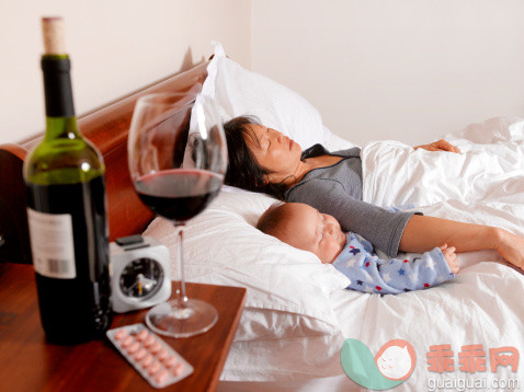 人,饮食,饮料,床,含酒精饮料_142486975_Drunk mother sleeping with baby_创意图片_Getty Images China