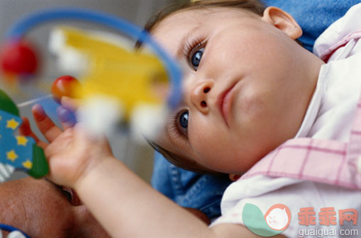 摄影,肖像,看,室内,嬉戏的_AA032342_Child Playing with Toys_创意图片_Getty Images China