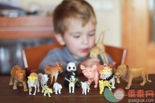 人,桌子,室内,住宅房间,金色头发_488040067_Boy playing with toy animals_创意图片_Getty Images China