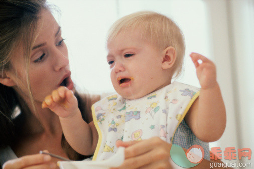 摄影,父母,母亲,银餐具,汤匙_57568523_Close-up of a mother feeding her son_创意图片_Getty Images China