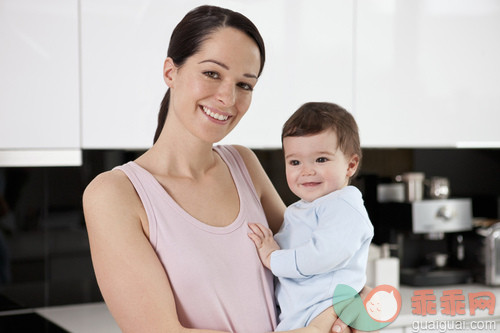 母亲,儿子,站,肖像,室内_gic14795461_A young mother standing in a kitchen holding her baby son_创意图片_Getty Images China