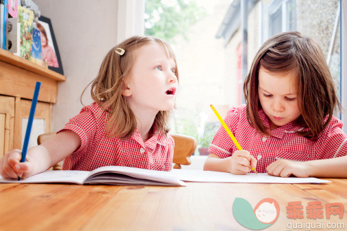 人,休闲装,书桌,教育,室内_149631307_girls studying at kitchen table after school_创意图片_Getty Images China