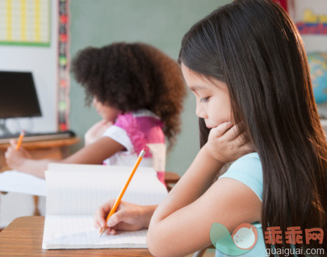 人,书桌,教育,室内,认真的_98186722_Mixed race school girl writing in notebook_创意图片_Getty Images China