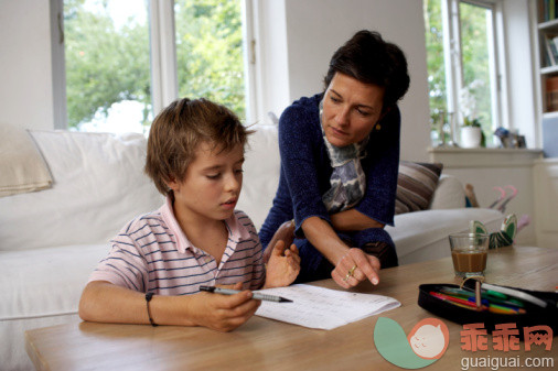 教育,饮食,构图,图像,摄影_200506423-001_Woman assisting son (10-12) with homework_创意图片_Getty Images China