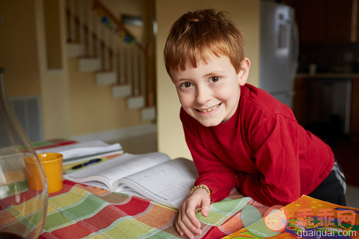 人,桌子,教育,生活方式,室内_557474331_Caucasian boy doing homework at table_创意图片_Getty Images China