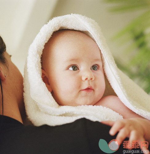 人,生活方式,室内,毛巾,白人_gic18542395_Mother holding baby wrapped in towel_创意图片_Getty Images China