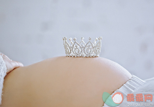 人,怀孕,母亲,公主,王冠_570885725_Pregnant belly with a crown for a baby princess_创意图片_Getty Images China