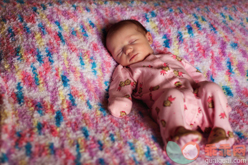 人,婴儿服装,床,室内,白人_493215893_Sleeping Baby._创意图片_Getty Images China