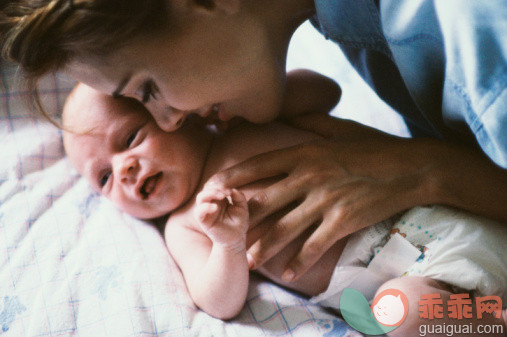 人生大事,摄影,装饰物,床上用品,衣服_57568392_Close-up of a mother kissing her baby boy_创意图片_Getty Images China