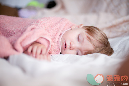 人,床,12到17个月,室内,金色头发_163132485_Toddler sleeping covered with pink blanket._创意图片_Getty Images China