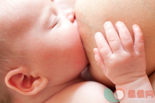 人,人生大事,健康保健,室内,30岁到34岁_136810290_Newborn baby breastfeeding_创意图片_Getty Images China