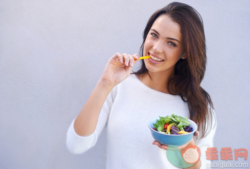 人,休闲装,食品,住宅内部,生活方式_gic14143016_Salads keep me slim_创意图片_Getty Images China