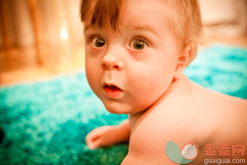 人,室内,金色头发,白人,爬_138108913_8-Month-old baby boy crawling (close-up)_创意图片_Getty Images China