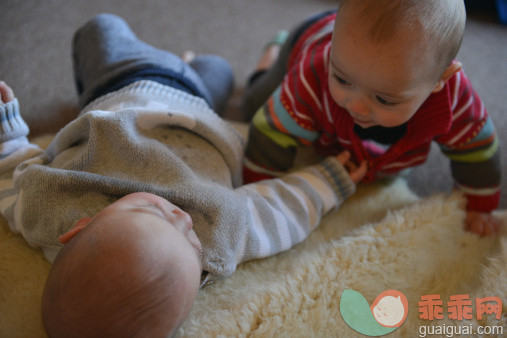 人,婴儿服装,小毯子,沟通,室内_150327221_Twin babies_创意图片_Getty Images China