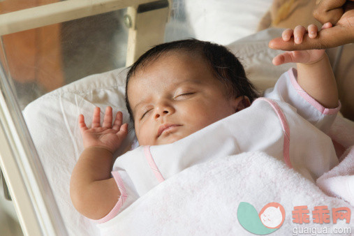 人,健康保健,2到5个月,室内,手牵手_109376066_Sleeping baby (2-5 months) portrait_创意图片_Getty Images China