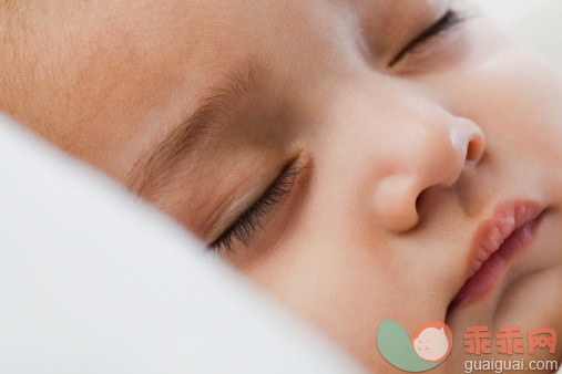 人,衣服,室内,人的脸部,手_109378527_Close up of sleeping baby's face (6-11 months)_创意图片_Getty Images China