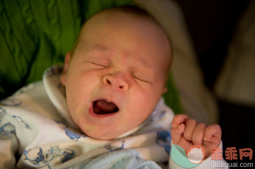 人,室内,人的嘴,休息,打哈欠_101743342_A newborn girl yawns while napping in Cortland, Nebraska._创意图片_Getty Images China