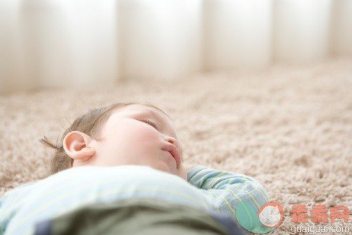 人,休闲装,室内,东亚人,起居室_78014775_A baby sleeping on a carpet_创意图片_Getty Images China