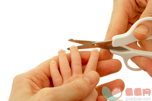 人,影棚拍摄,室内,手,指甲_88563257_Woman's hands cutting baby's fingernails_创意图片_Getty Images China