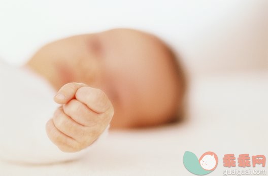 摄影,手,室内,人,影棚拍摄_10190280_Baby girl (3-6 months) (focus on clenched hand)_创意图片_Getty Images China