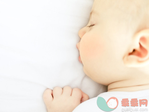 人,床,床上用品,白人,床单_155145761_Baby Sleeping_创意图片_Getty Images China