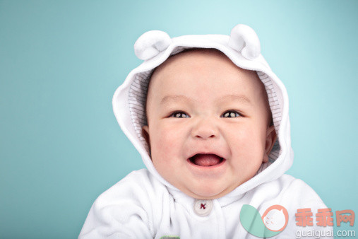 白色,2到5个月,人的脸部,茄克,人的眼睛_157565532_laughing asian baby with bear jacket_创意图片_Getty Images China