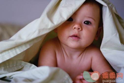 摄影,肖像,在下面,可爱的,室内_AA043329_Baby girl (6-9 months) under blanket, portrait_创意图片_Getty Images China