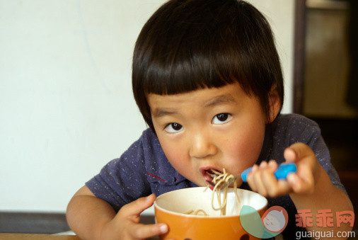 人,饮食,休闲装,室内,叉_126357811_The boy who eats soba_创意图片_Getty Images China