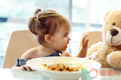 凌乱,人,食品,桌子,玩具_482741958_Little girl 2 years old girl eating noodles_创意图片_Getty Images China