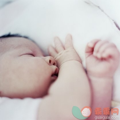 摄影,室内,人,休息,睡觉_10185979_BABY (0-6 MONTHS) SLEEPING ON SIDE_创意图片_Getty Images China