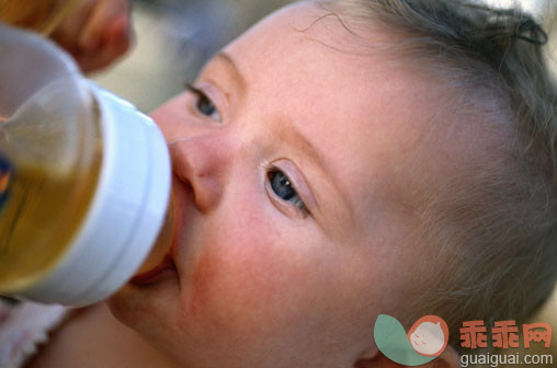 饮食,摄影,肖像,食品,室内_FD002821_Baby Drinking Juice From Bottle_创意图片_Getty Images China