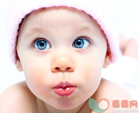 帽子,人的脸部,蓝色眼睛,白人,头饰_157395201_Baby face closeup_创意图片_Getty Images China