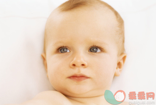 摄影,肖像,看,室内,躺_56529671_close-up of a baby boy looking away_创意图片_Getty Images China