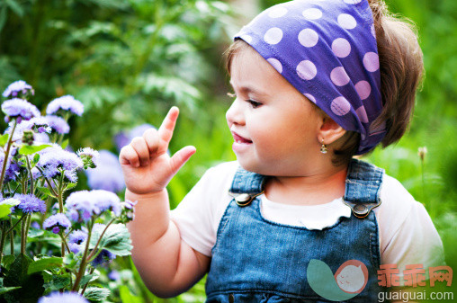 人,婴儿服装,12到17个月,户外,棕色头发_490591347_Little girl playing with flowers in the garden_创意图片_Getty Images China